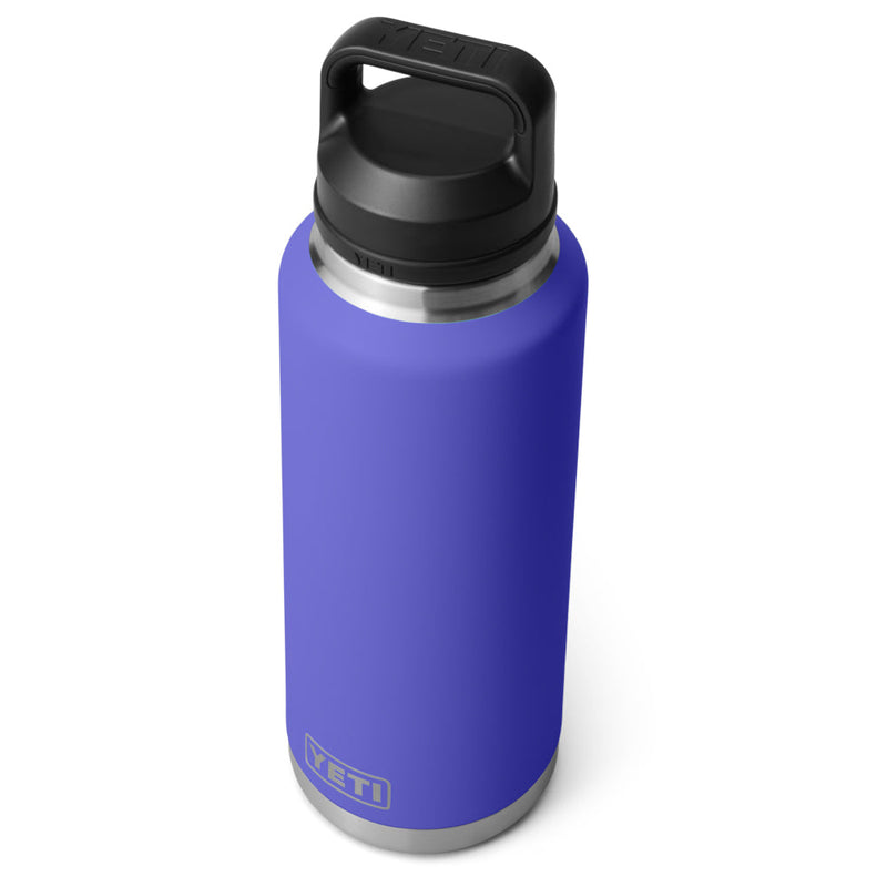 21071504798 TERMO RAMBLER 46oz CHUG CAP ULTRAMARINE VIOLET MARCA YETI
