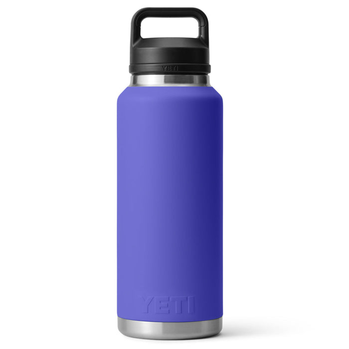21071504798 TERMO RAMBLER 46oz CHUG CAP ULTRAMARINE VIOLET MARCA YETI