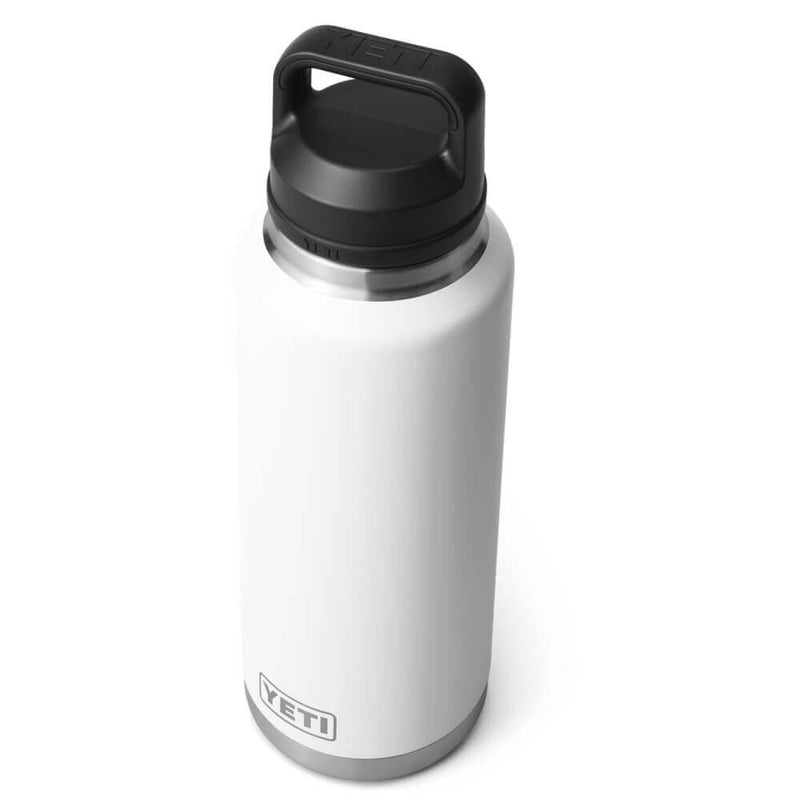 21071504116 TERMO RAMBLER 46oz CHUG CAP BLANCO MARCA YETI
